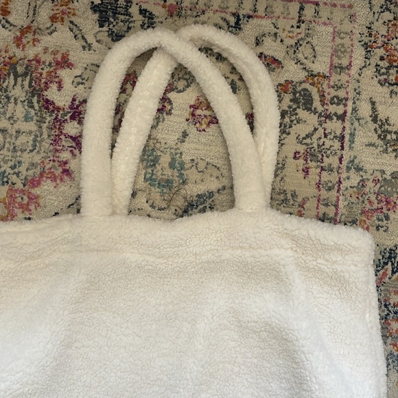 Fuzzy White Tote - Picture 4 of 6